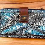 Sakroots Large Smartphone Wristlet Crossbody Navy & Cream Floral Zip Around Photo 0