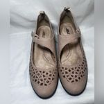 Jbu  Women's Beige 2 Inch Heels Cushioned  Comfort  Memory Foam size 7.5M Photo 1