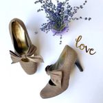 Gorgeous Ann Marino Bow Top Heels Gray Size 6.5 Photo 0