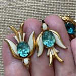 Vintage 1940s Coro gold plated Bird with rhinestone brooch pin and earrings set Photo 2