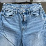 American Eagle Relaxed Mom Jean in Light Blue Wash Size 2 Long High Rise Tapered Photo 3