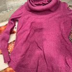 Tahari  medium sweater Photo 4