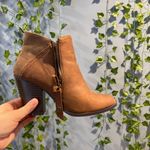 Daisy Fuentes brown boots Photo 1