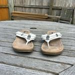Minnetonka Women's Silverthorne Thong Sandal white size 9 Photo 1