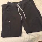 FIGS Womans Kade Cargo Scrub Pants Photo 3