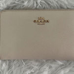 Coach C4124 Medium Id Zip Leather Wallet in Off White Photo 0