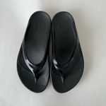 OOFOS OOlala Luxe Comfort Recovery Flip Flop Sandals Black Size 6 Photo 3