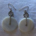 Shell and hammered loop pierced earrings White Photo 0