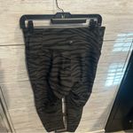 Old Navy Active Elevate Leggings. Women's Large High Rise. Gray Tiger Stripe. Photo 3