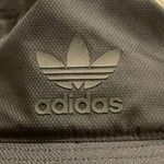 Adidas  black unisex u originals  adjustable bucket hat Photo 3