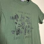 Green floral graphic tee Photo 2