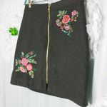 Loft Skirt Front Zip Embroidered Gray Size 4 Lined Exposed Zipper Photo 2