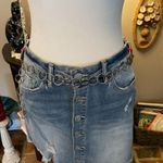 Silver tone concho style belt with pink & cream wooden beads. Photo 0