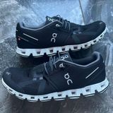 on cloud Cloud 5 Black And White Size 10 Photo 0