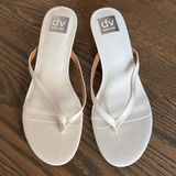 DV by Dolce Vit Dolce Vita white Devyn thong flip flop sandal short kitten heel shoe size 8.5 Photo 0