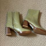 Chinese Laundry Green Croc-Embossed Women's heeled Boots Photo 0