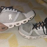 on cloud Running Shoes Photo 0