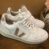 VEJA  Women White And Gold Sneakers Shoes Size 6 Photo 0