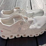 on cloud  Women’s Shoes Running Photo 0