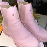 Guess Lug Sole Chelsea Boots Photo 0