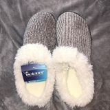Isotoner NWT  Slippers Photo 0