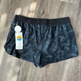 Vuori  NWT camo print clementine shorts sz XL Photo 0