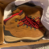 Columbia  Newton Ridge Hiking Boots Photo 0