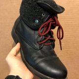 American Vintage BLACK FOLD OVER FAUX FUR LINED LACED BOOTS/BOOTIES Photo 0