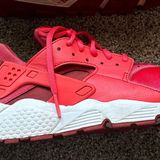 Nike Air Huarache Run Women's Shoes are a size 9. Photo 0