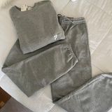 Uniqlo Grey Sweatpants And Sweatshirt Photo 0