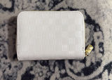 white card holder Photo 0