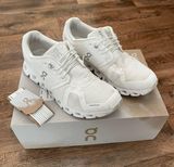 on cloud Running Shoes Photo 0