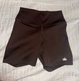 Alo Yoga Airbrush High-Waisted Biker 5" Shorts brown Photo 0