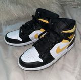 Nike Air Jordan 1 Mid Photo 0