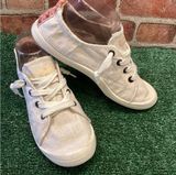 Tommy Bahama  Womens No Tie Creamy Natural Sneakers size 8.5 Photo 0