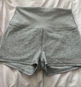 Alo Yoga Shorts Photo 0