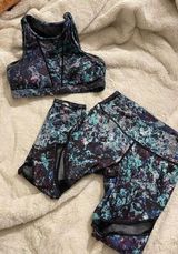 Fabletics matching Sports Bra and Athletic Capris Photo 0