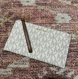 Micheal Kors Wallet Wristlet Photo 0