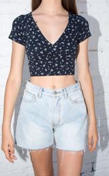 Brandy Melville Floral T 🤍💙🤍 Photo 0