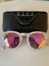 DIFF eyewear Marble Frame With Pink Lenses Photo 0