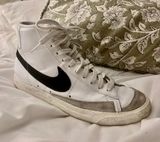 Nike Women’s Blazers Photo 0