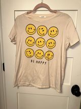 Tres Bien Be Happy Boutique Graphic Tee Photo 0