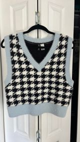 H&M Sweater Vest Photo 0
