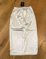 PrettyLittleThing - Silver Satin Side Split Midi Skirt in SIlver Photo 0