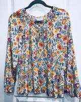 Woman’s Floral Lightweight Long Sleeve Top Size Large Photo 0