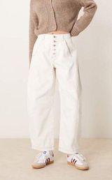 DESIGN cropped barrel leg jeans with button fly in ecru Photo 0