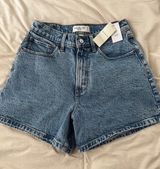 NWT  Shorts Photo 0