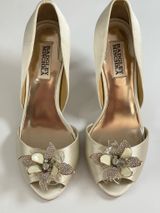 Badgley Mischka Randall Vanilla Satin Crystal Embellished Bridal Shoes Size 7 M Photo 0