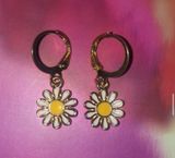 white dainty daisy gold leverback earrings Photo 0