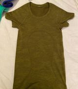 Lululemon T-shirt Photo 0